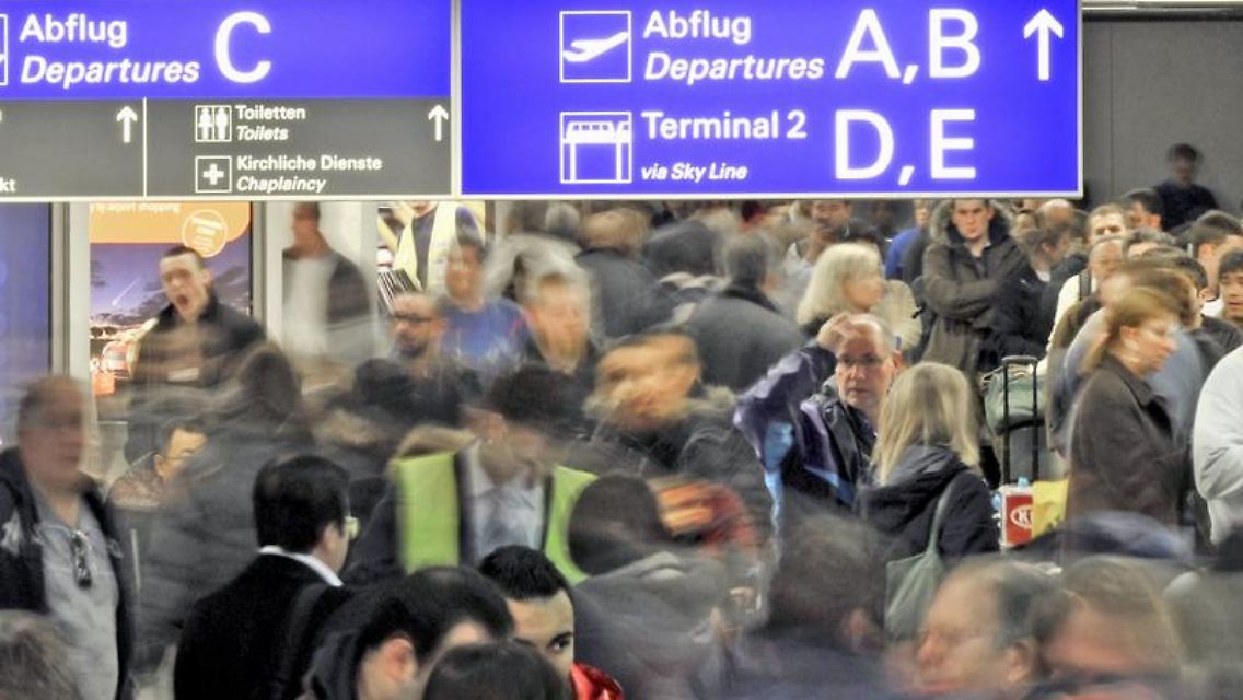 Hoffnungslos überfüllte Abflughalle im Flughafen Frankfurt. Vom Winterchaos betroffene Reisende sollten ihren Anspruch auf Entschädigung prüfen.