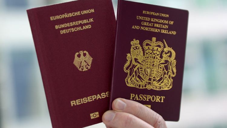 Briten, die noch 2020 einen Antrag auf Einbürgerung stellen, dürfen EU-Bürger werden und ihre bisherige Staatsangehörigkeit in der Regel behalten.