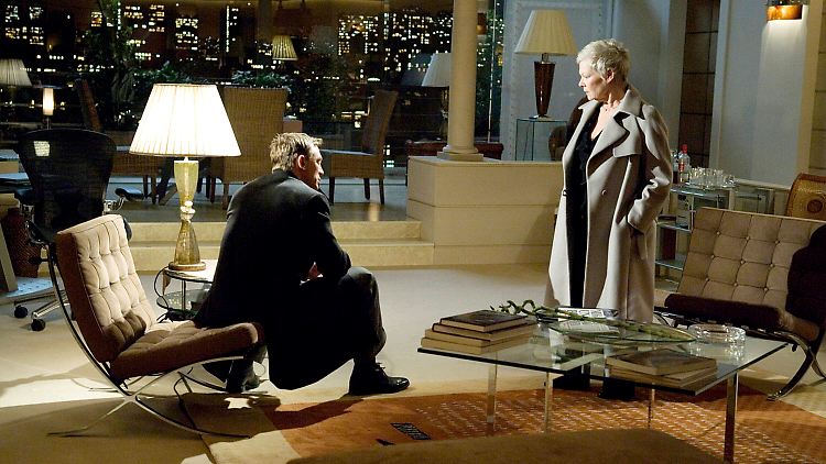 Auf keinen Fall eine Besetzungscouch, dieser Barcelona Chair von Mies van der Rohe.  Schon gar nicht bei M und Bond.  