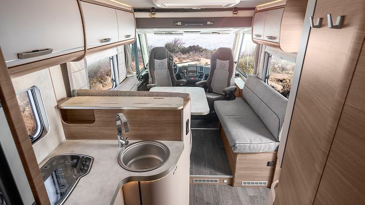 Auch der Knaus Live I900 LEG wird mit Einzelbetten, 1,50 Meter breitem Hubbett im Bug, großer L-Sitzgruppe, großzügigem Waschraum und separater Dusche angeboten.