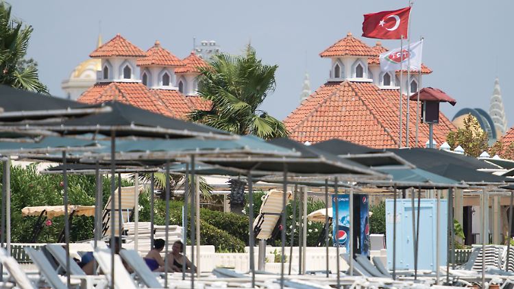 Leere Liegen an einem Strand der türkischen Provinz Antalya.
