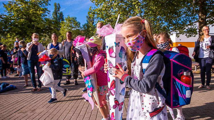 In Mecklenburg-Vorpommern hat der Unterricht am Montag wieder begonnen, in Hamburg gehen die Ferien am Mittwoch zu Ende. Die Erstklässler im Nordosten wurden schon am Samstag eingeschult.