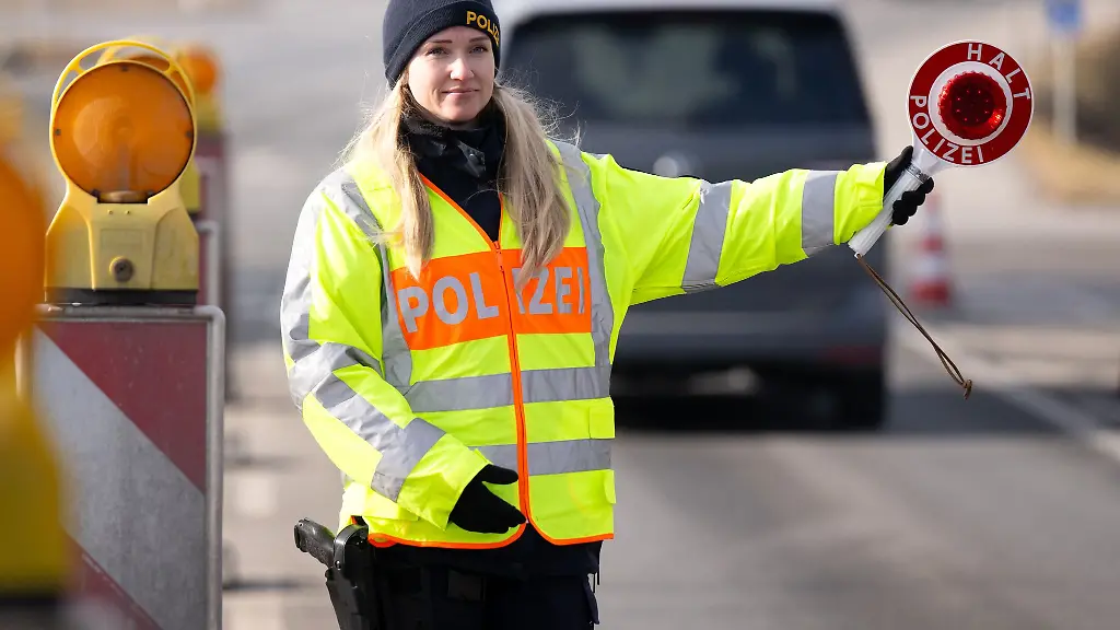 Wann-immer-die-bayerische-Grenzpolizei-Aufgaben-des-Bundes-uebernimmt-etwa-an-Flughaefen-oder-direkt-an-den-Grenzen-muesste-der-Bund-dafuer-zahlen-der-ORH-fordert-das-Innenministerium-auf-darueber-mit-Berlin-zu-verhandeln