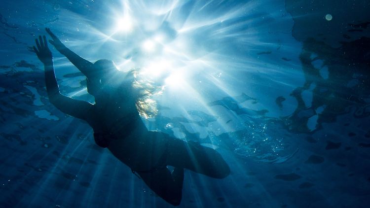 Erst ab zwei Meter unter Wasser ist die Haut vor UV-Strahlen sicher.