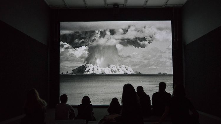 Museumsbesucher schauen sich 2017 in New York Aufnahmen einer US-Testsprengung im Bikini-Atoll im Pazifik an.
