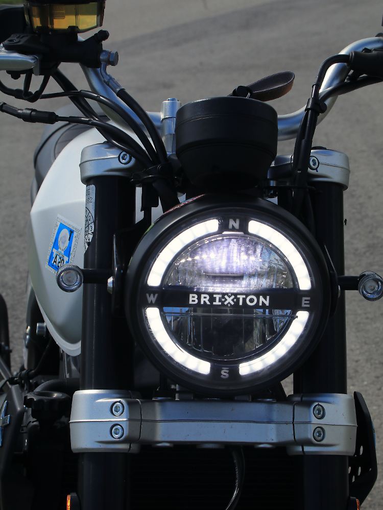 Modern ist der Scheinwerfer der Brixton Crossfire 500 mit LED-Tagfahrlicht und -Scheinwerfer.