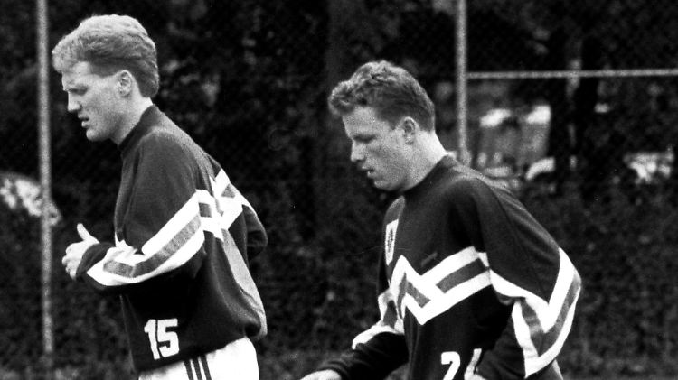 Matthias Sammer (l.) war einer der ersten Ostfußballer der nach dem Ende der DDR-Oberliga in den Westen wechselte - von Dresden nach Stuttgart.