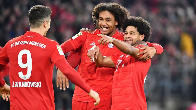 Zirkzee (mitte) durfte in der Bundesliga schon des Öfteren mit Lewandowski, Gnabry und Co. jubeln.