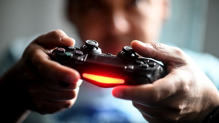 Fast die Hälfte der Befragten einer britischen Studie hätten im Nachhinein gerne auf den Kauf einer Spielkonsole. verzichtet. Das hätte Geld gespart.
