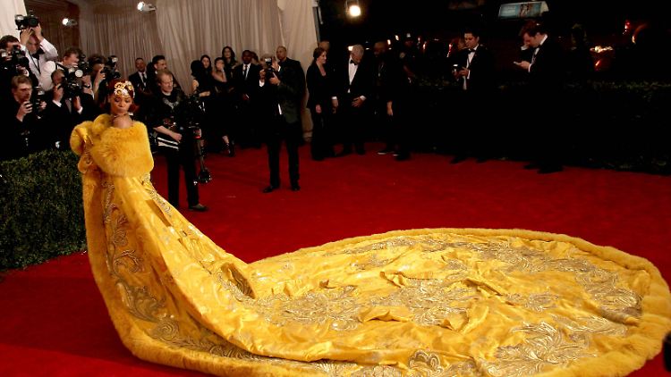 Heute ist Rihanna ihr Outfit von 2015 peinlich.