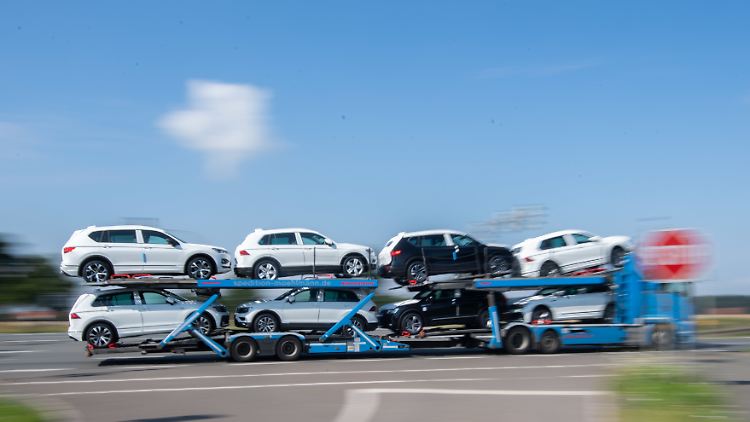 Die Hersteller haben den Kunden im Juli wieder mehr Neuwagen übergeben. Doch der Absatz liegt weiter unter dem Niveau des Vorjahres.