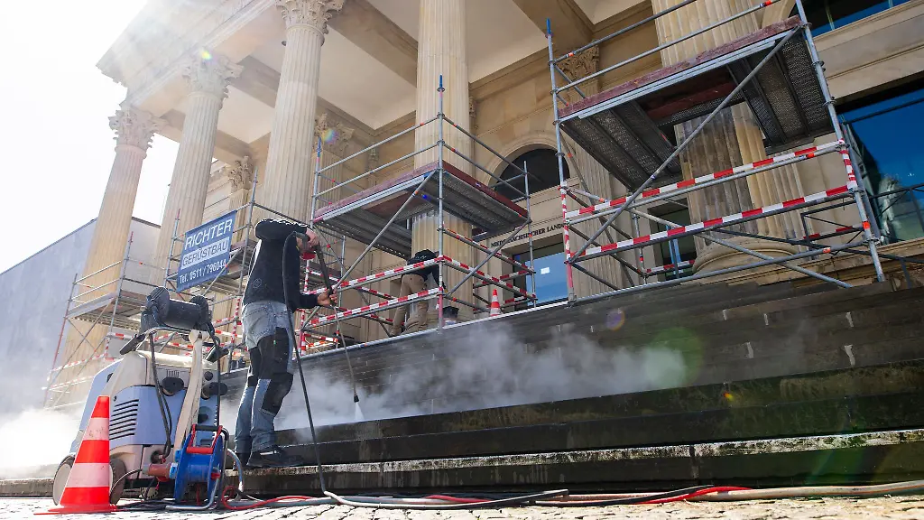 Am-Leineschloss-in-Hannover-laeuft-die-Sanierung-nach-der-Farbattacke