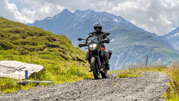 Mit der KTM 390 Adventure geht es auf Wunsch auch über Stock und Stein.