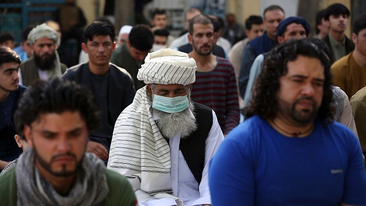 Afghanische Männer Ende Juli beim Gebet in Kabul.