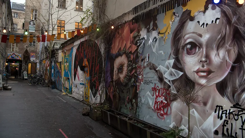 Die-Gegend-rund-um-die-Hackeschen-Hoefe-ist-ein-beliebtes-Ausgehviertel