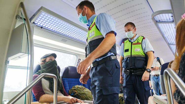 Auch in Regionalzügen der Deutschen Bahn wird kontrolliert, ob Fahrgäste eine Maske tragen. In NRW müssen Maskenmuffel künftig 150 Euro Bußgeld zahlen.
