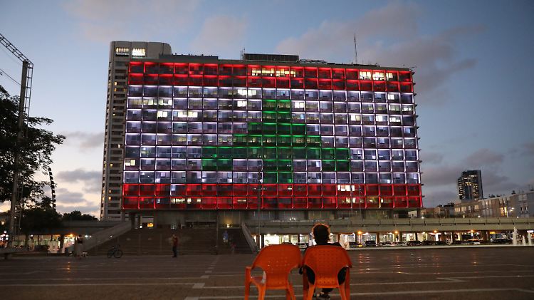 Eine Geste der Solidarität: Das Rathaus von Tel Aviv erstrahlt in Libanons Nationalfarben.