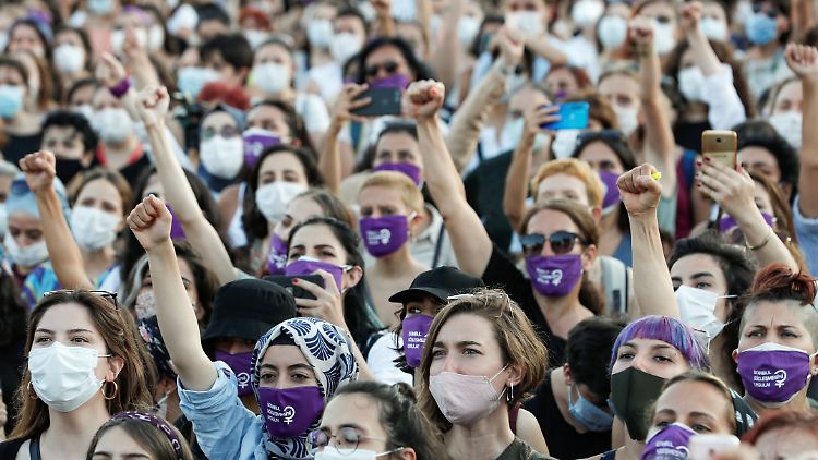 Proteste gab es unter anderem in Izmir, Antalya und - wie hier zu sehen - in Istanbul.