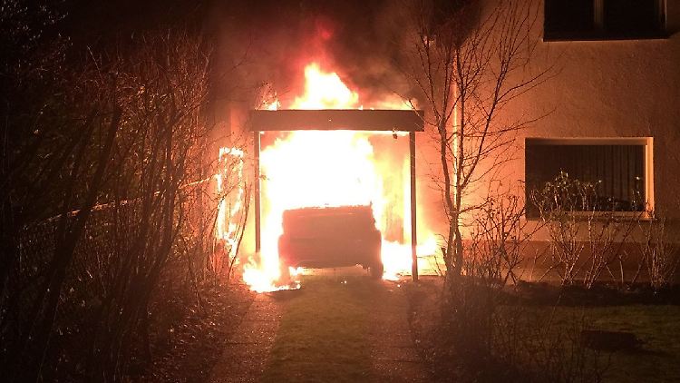 Das brennende Auto von Linken-Politiker Ferat Kocak. Bei der Anschlagsserie geht es insgesamt um mehr als 70 Straftaten. 
