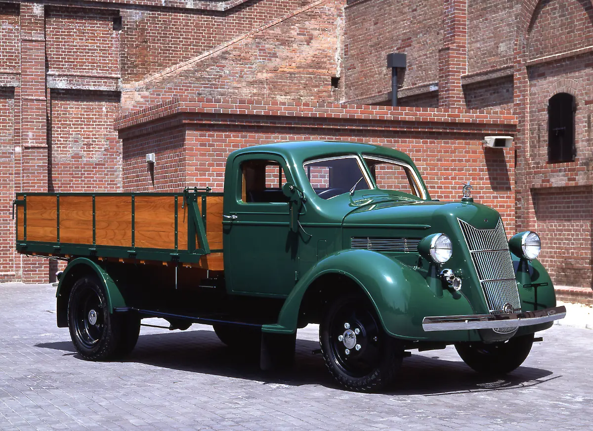 04-Lastwagen-fuer-die-Ruestung-Die-japanische-Regierung-Quelle-Toyota-USA