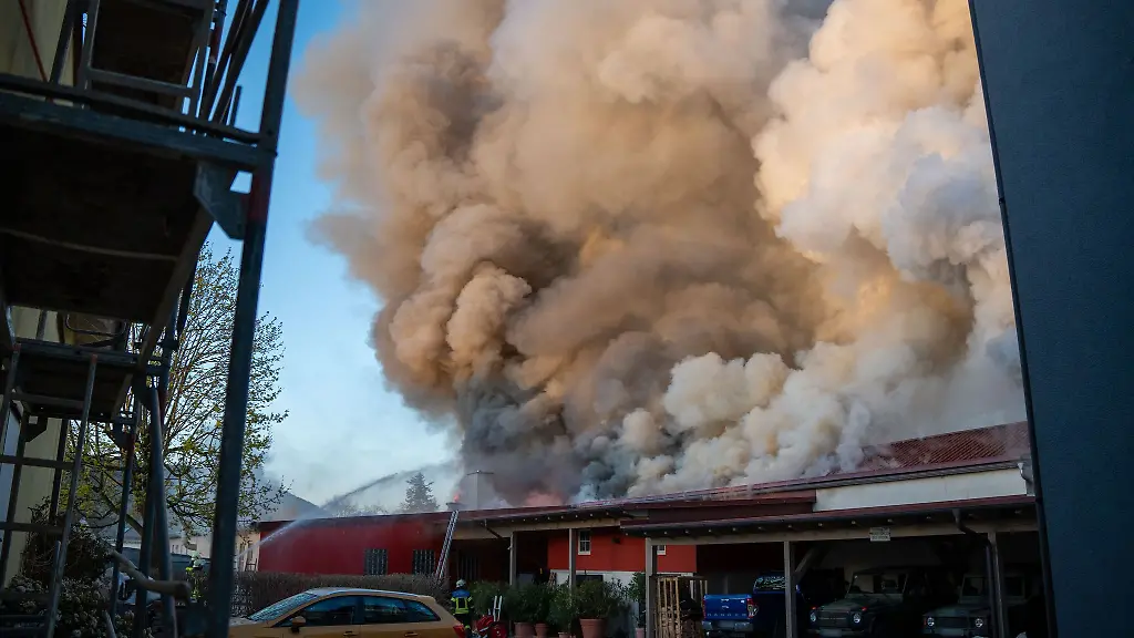 Die-Feuerwehr-versucht-eine-brennende-Lagerhalle-zu-loeschen