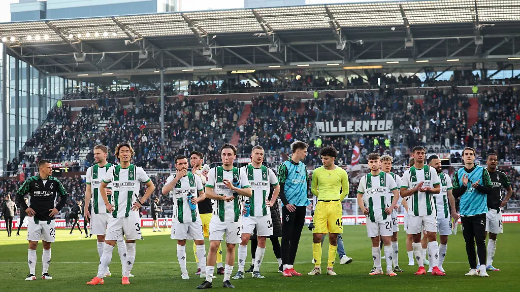 Das-Team-von-Borussia-Moenchengladbach-nach-dem-Spiel-beim-FC-St-Pauli-vor-der-Fankurve
