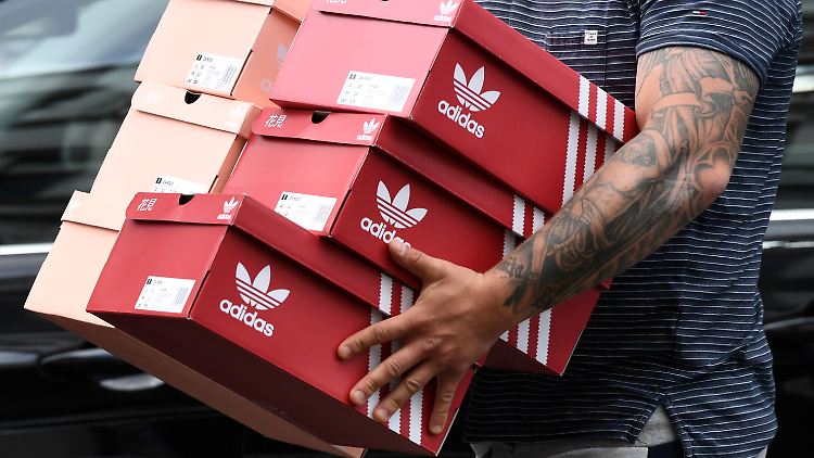 Die meisten Adidas-Läden sind wieder geöffnet, der Onlinehandel läuft und in Videokonferenz können Teilnehmer legerer auftreten - in Summe geht es wieder aufwärts für den Konzern.