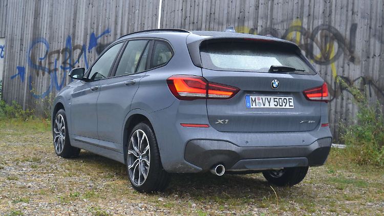 Wer den Schriftzug am Heck vernachlässigt, wird auf den ersten Blick nicht erkennen, dass es sich beim BMW X1 xDrive 25e, um einen Teilzeitstromer handelt.