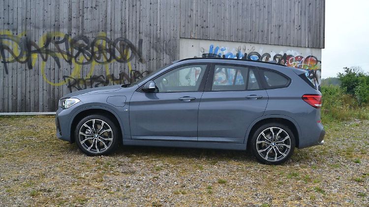 Die Systemleistung des BMW X1 xDrive 25e beträgt 220 PS. Damit geht der Bayer in 6,9 Sekunden auf Landstraßentempo.