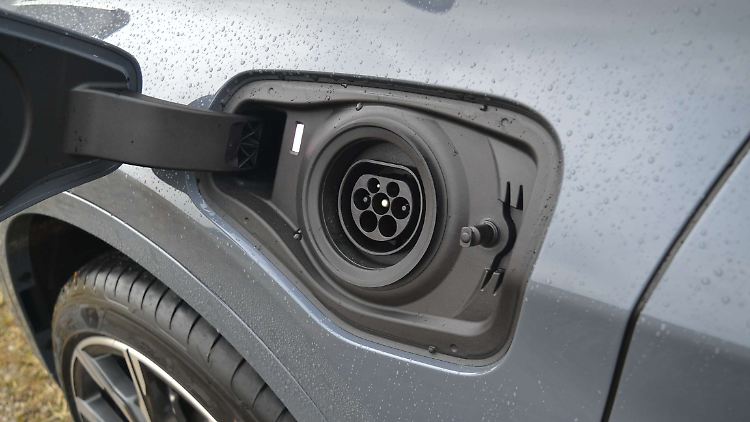 Der Ladeanschluss des BMW X1 25e ist auf dem linken vorderen Kotflügel nicht in jeder Situation gut zu bedienen.