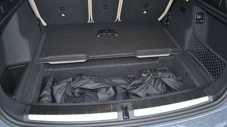 Im doppelten Ladeboden des 450 Liter fassenden Stauraum des BMW X1 xDrive 25e verschwinden die Ladekabel.