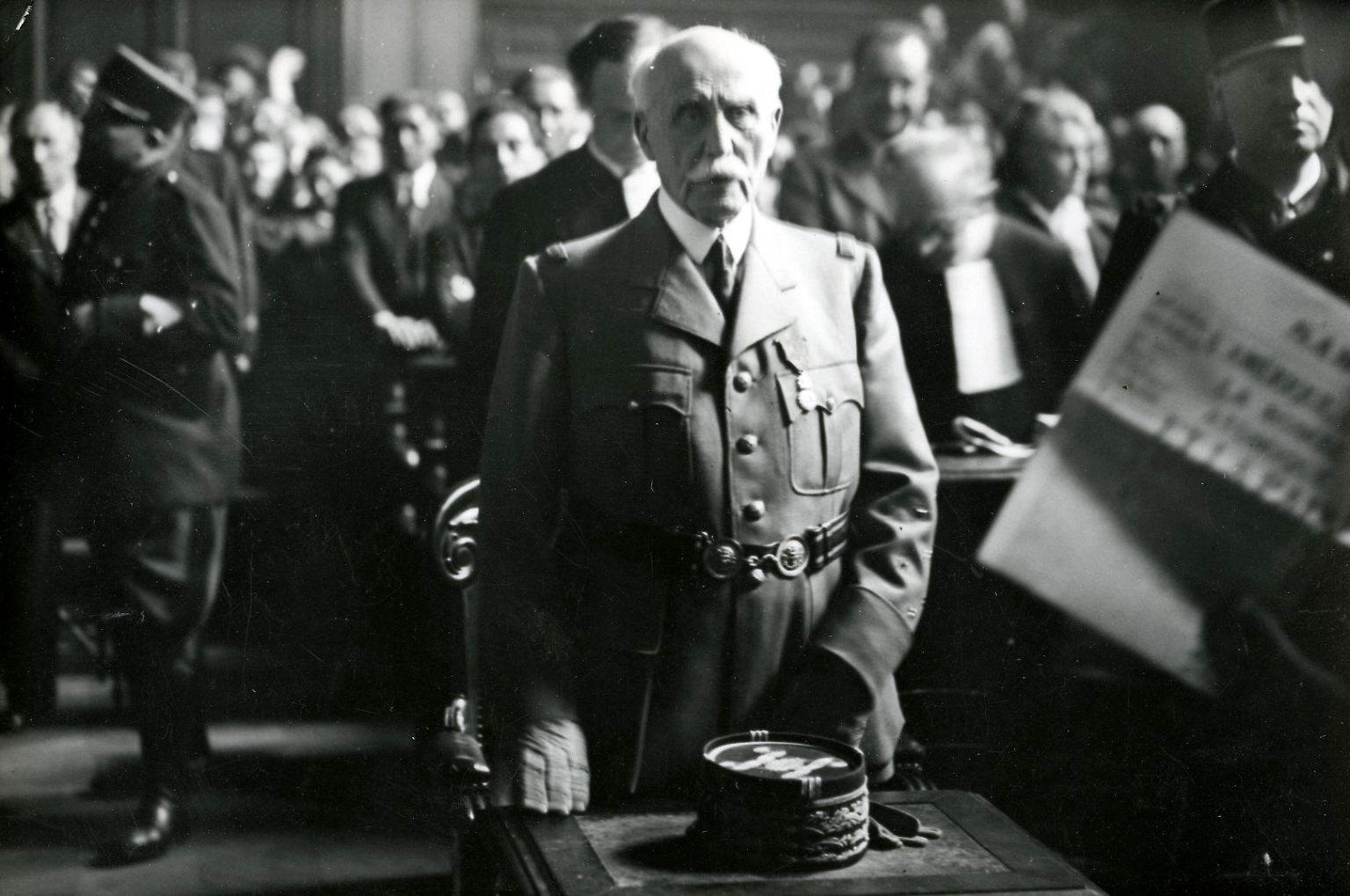 Hoch aufgerichtet stand der Greis mit dem kahlen Schädel vor seinen Richtern. Tod durch Erschießen wegen Verschwörung zum Landesverrat und Kollaboration mit dem Feind lautete das Urteil, das ein Geschworenengericht am 15. August 1945 in Paris fällte.