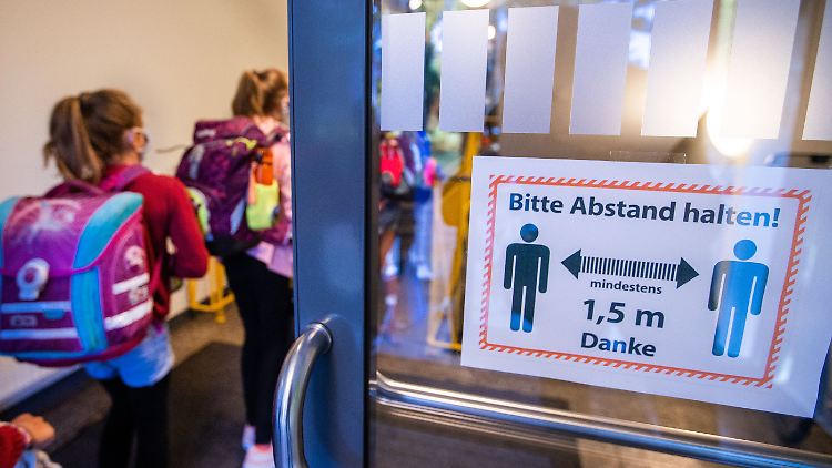 "Komplett isolieren, am besten für eine Woche, einschließlich Lehrern und Eltern", sagt SPD-Gesundheitsexperte Lauterbach.
