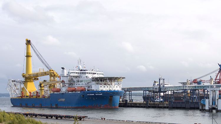 Das russische Verlegeschiff "Akademik Tscherski" im Hafen Mukran bei Sassnitz.