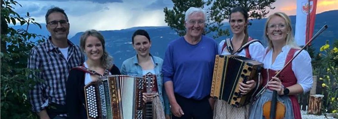 Bundespräsident Frank-Walter Steinmeier (Mitte) am Rande eines Treffens mit dem Südtiroler Landeshauptmann Arno Kompatscher (l.).