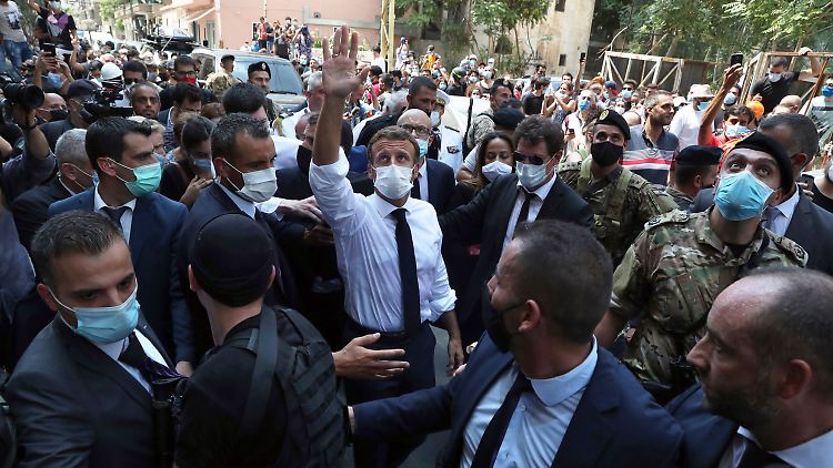 Mit Maske suchte Macron den Kontakt zu den Libanesen.