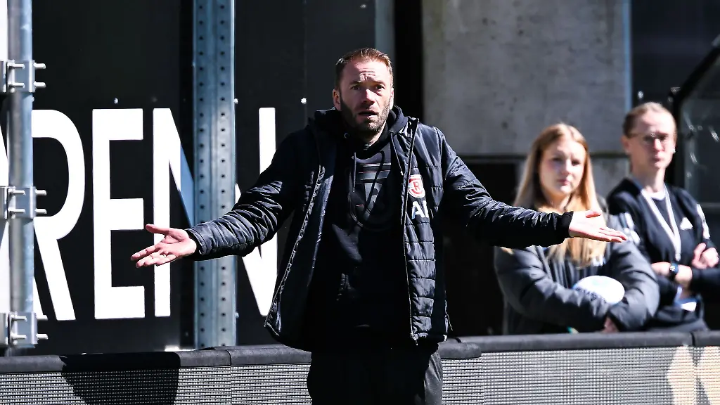 Was-nun-Regensburgs-Trainer-Andreas-Patz-kassiert-mit-seinem-Team-eine-klare-Pleite