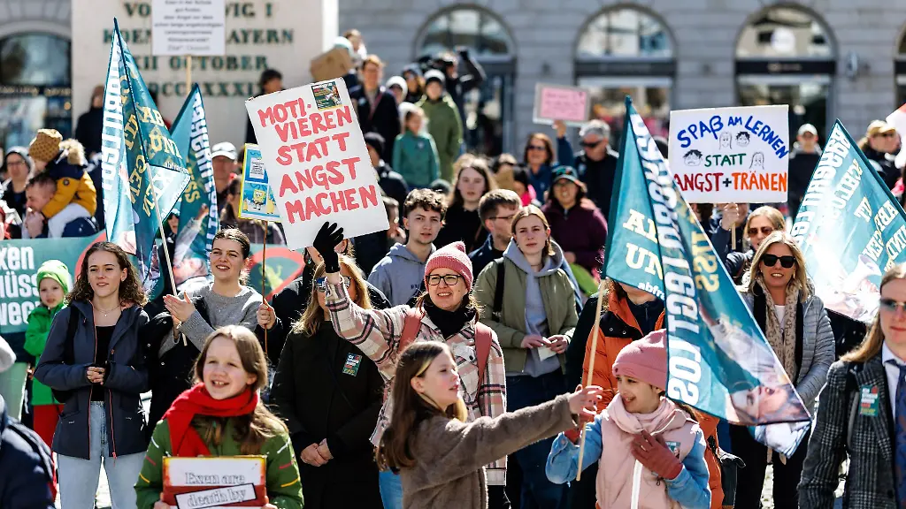 Schuelerinnen-und-Schueler-demonstrieren-in-Muenchen-gegen-unangekuendigte-Abfragen-und-Exen-in-Bayerns-Schulen