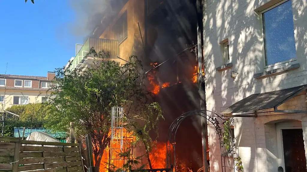 Die-Feuerwehr-kaempfte-fuenf-Stunden-gegen-die-Flammen
