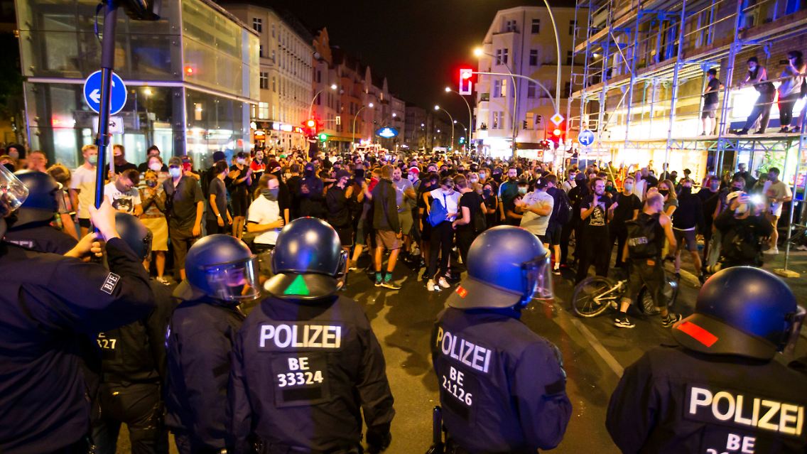 Videos, die in sozialen Netzwerken verbreitet wurden, zeigten, wie sich Demonstranten und Polizisten gegenüberstanden. Darauf waren auch Rangeleien und einzelne abgeschossene Feuerwerkskörper zu sehen.