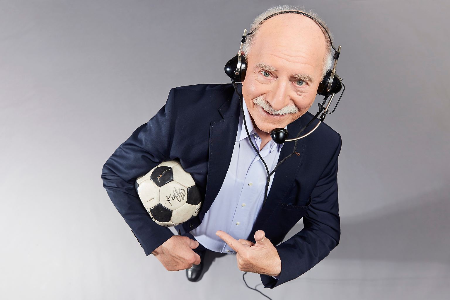 Ein Fußball-Kommentator wagt sich mit nun 82 Jahren auf ein neues Spielfeld: Sportreporter und "Stimme des Reviers" Werner Hansch zieht in das "Promi Big Brother"-Haus von Sat.1.   