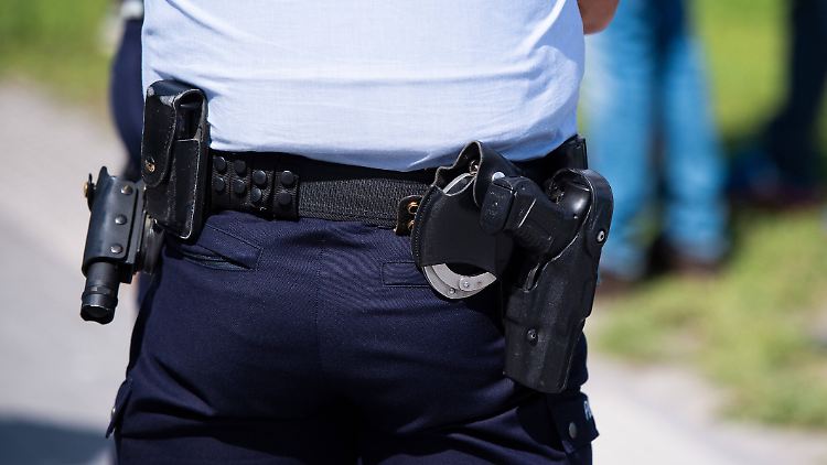 Mindestens 400 Fälle, in denen an der geeigneten Gesinnung der Polizeibeamten gezweifelt werden kann, sind den Behörden in den vergangenen Jahren einem Bericht zufolge bekannt geworden.