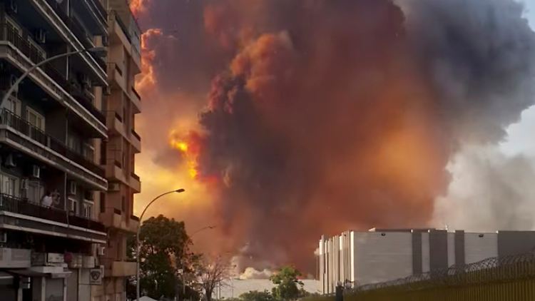 Diese riesige Wolke entstand nach der Explosion im Hafenviertel von Beirut.