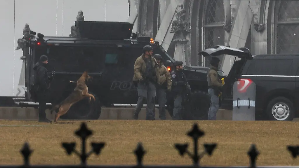 2025-04-05T224132Z-6249375-RC2YRDAKG90B-RTRMADP-3-CANADA-POLITICS-PARLIAMENT