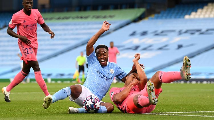 Raheem Sterling traf schon in der Anfangsphase für Manchester City.