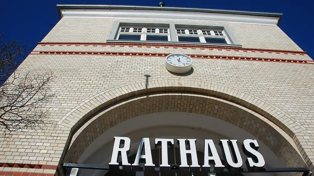 Fruehestens-ab-dem-1-Mai-wird-der-neu-gewaehlte-Buergermeister-oder-die-Buergermeisterin-der-Gemeinde-Sylt-das-Amt-im-Rathaus-von-Westerland-antreten