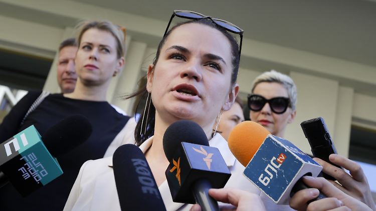 Swetlana Tichanowskaja ist die Ehefrau des beliebten Bloggers Sergej Tichanowskij - und unfreiwillig zur Oppositionsführerin geworden. 