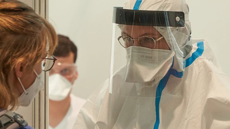 Reisende lassen sich am Frankfurter Flughafen auf das Coronavirus testen.