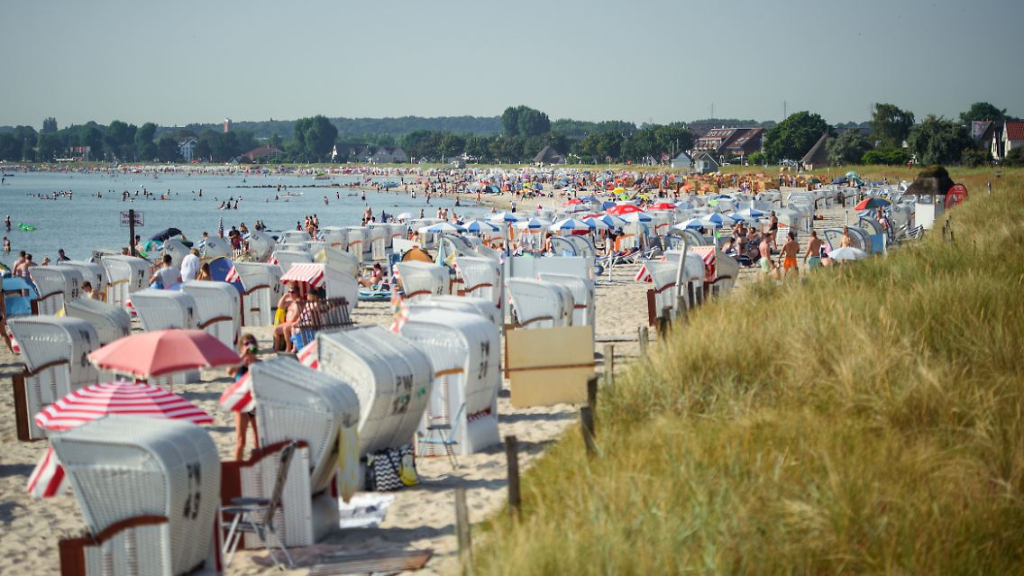 Unter anderem in Scharbeutz steht die Strandampel auf Rot.
