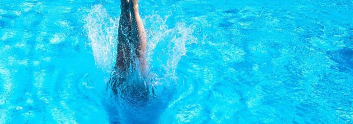 Eine Frau taucht in einem Stuttgarter Schwimmbad ins Becken ein. Foto: Sebastian Gollnow/dpa/Archivbild